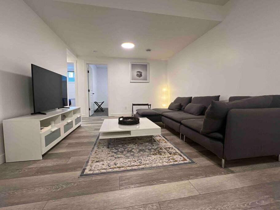 Newly Built 2 Bedroom Suite With Free Parking - Close To Banff National Park, 卡加利 外观 照片