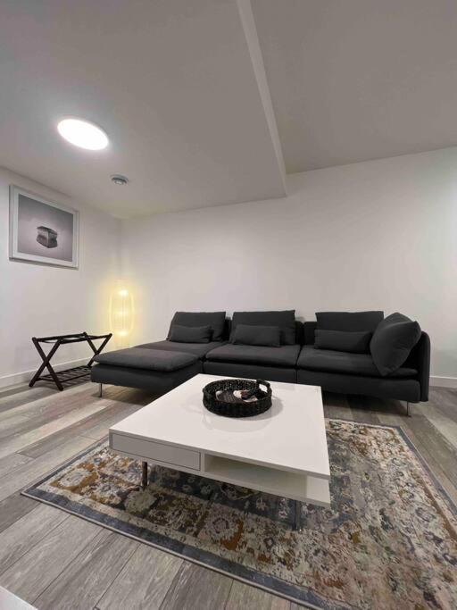 Newly Built 2 Bedroom Suite With Free Parking - Close To Banff National Park, 卡加利 外观 照片